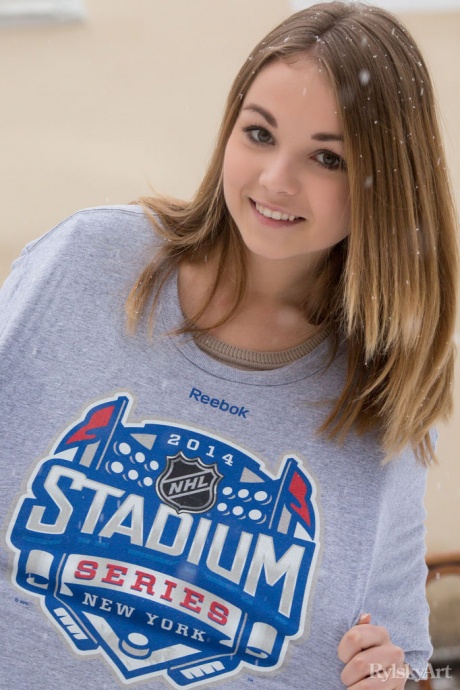 Симпатичная улыбающаяся мордашка Джеффа Милтона показывает ее большие соски и сладкую крошечную попку 3