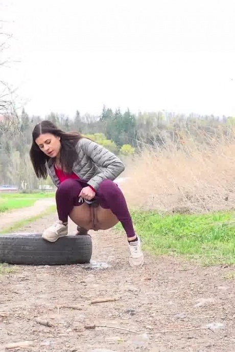 Рыжеволосая красотка Билли приседает на корточки и писает 12