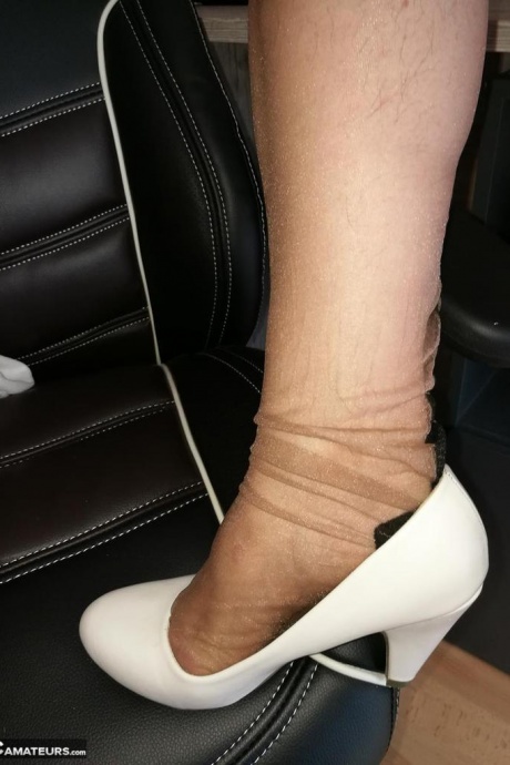 Возбужденная Ома засовывает фломастер в свою волосатую вагину в нейлоновых чулках с задним швом 13