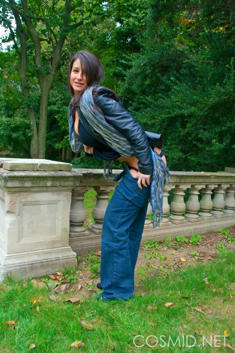 Любительская красотка Кристин раздевается на заднем сиденье своей машины, чтобы показать сиськи 7