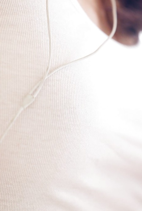 Европейская молоденькая Шафри дразнит свою бритую киску крупным планом 2