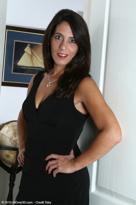 Зрелая шлюха Стейси снимает черное платье и нижнее белье, чтобы раздвинуть волосатую киску 2