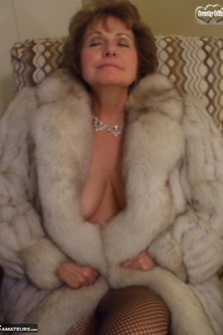 Пожилая грудастая любительница Блисс занимается сексом со своим молодым любовником на кровати 6
