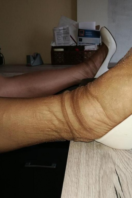 Возбужденная Ома засовывает фломастер в свою волосатую вагину в нейлоновых чулках с задним швом 7