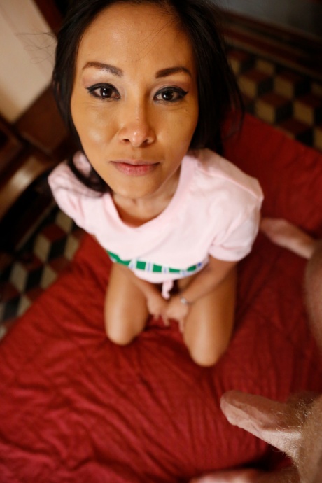 Азиатка-первокурсница с сочной попкой участвует в жестком сексе от первого лица на кровати 7