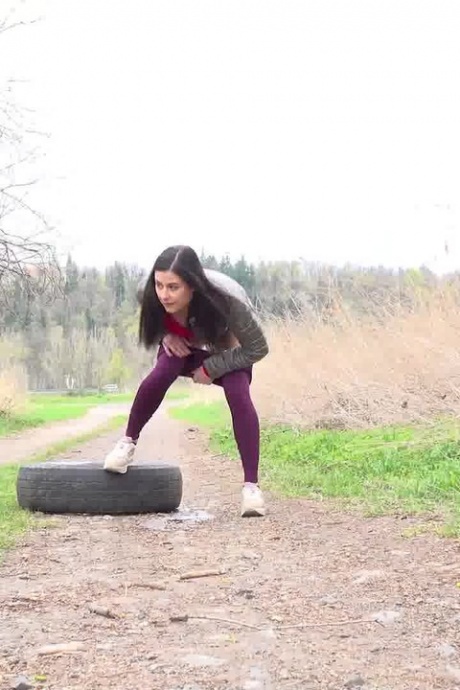 Рыжеволосая красотка Билли приседает на корточки и писает 13