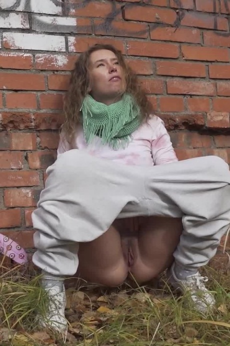 Белая девушка Рита отходит в туалет за заброшенным кирпичным зданием 5