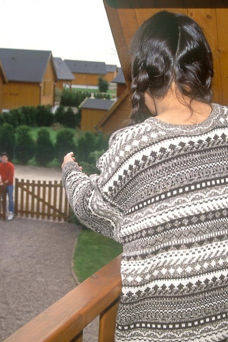 Брюнетка Далила заплетает волосы в косички во время жесткого ДП 2