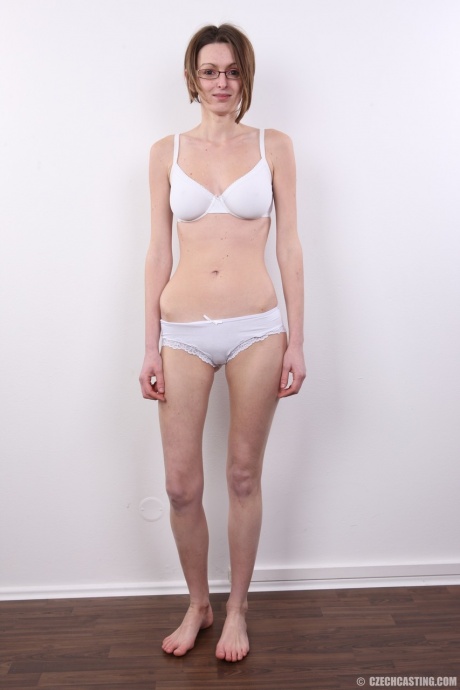 Занудная девчонка Маркета впервые снимает с себя одежду, кроме очков 4