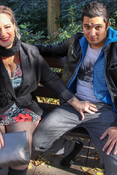 Любительская толстушки София Лола держится за свои огромные зрелые сиськи после секса с мальчиком-игрушкой 2