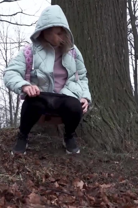 Расстроенная девушка Рита стягивает колготки, чтобы пописать во время прогулки по лесу 5