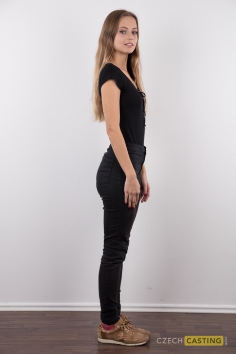 Высокая девушка Элиска стоит совершенно обнаженной, дебютируя в качестве модели обнаженной натуры 3