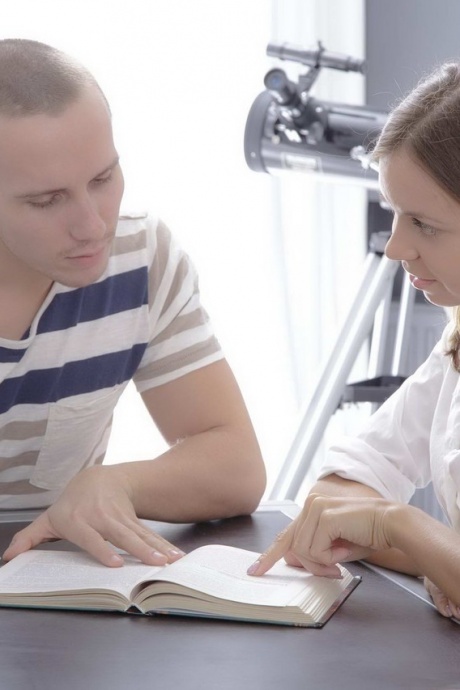 Красивая молоденькая Кэнди раздевается догола своим парнем перед тем, как оседлать его член 12