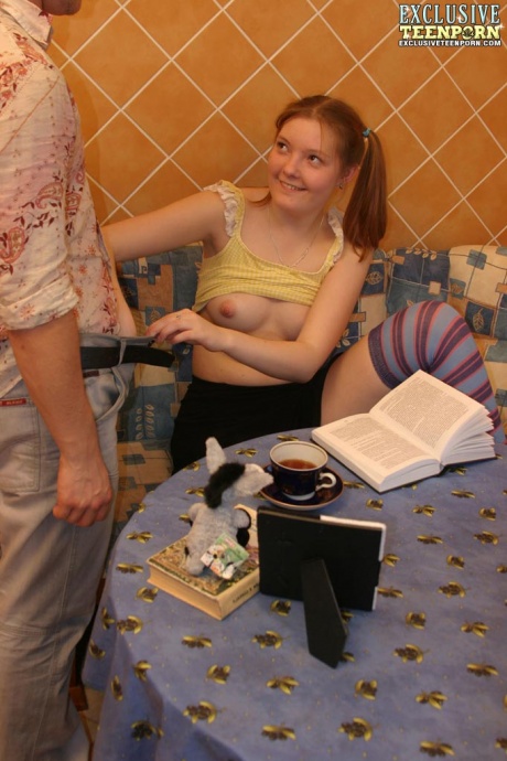 Молодо выглядящая рыжеволосая красотка берет его в попку в длинных носках и с косичками 4