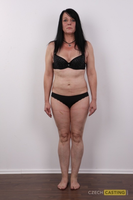 Пожилая брюнетка Ева снимает с себя одежду и ботинки, чтобы полностью раздеться 7