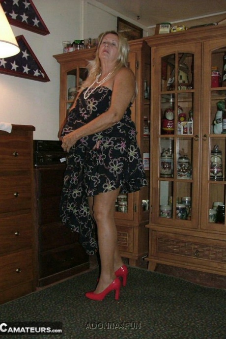 Толстая бабушка со светлыми волосами обнажает себя в коричневых нейлоновых чулках и подвязках 7