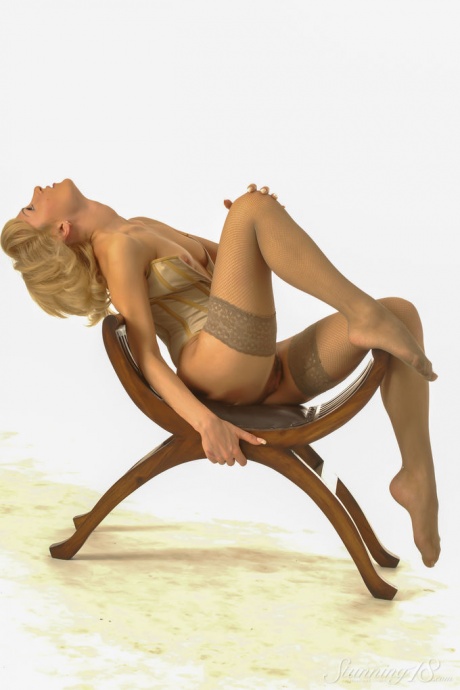 Едва достигшая совершеннолетия блондинка Зелия Би принимает великолепные позы обнаженной в чулках 11