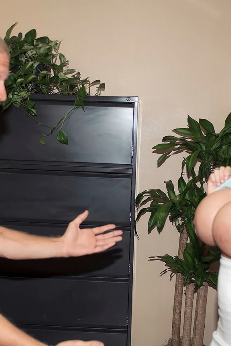 Горячая мамаша Саммер Шинн соблазняет мужчину, демонстрируя свои чудовищные сиськи 5