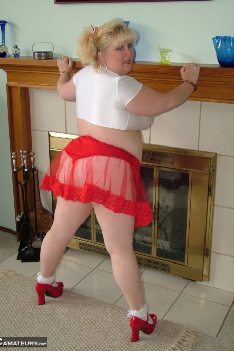 Толстая блондинка Taffy Spanx отодвигает красные стринги в сторону, чтобы подрочить секс-игрушкой 6