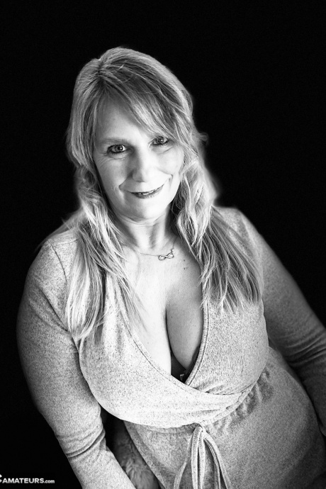 Милая блондинка средних лет Сьюзи играет со своей киской после того, как сняла леггинсы 6