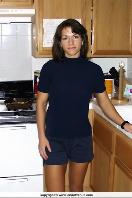 Женщина-бодибилдер Венера разминает свое крепкое тело в своей ванной 2