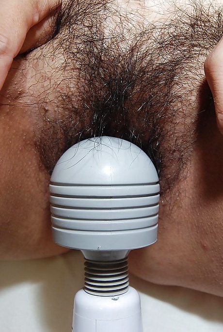 Зрелая азиатская шлюха с волосатой пиздой стимулируется большим вибратором 16