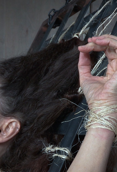 Зрелая шлюха Пейнтбой Эмма в конце концов издает леденящий кровь крик 7