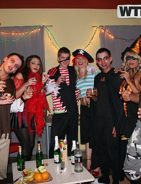 Студенты колледжа участвуют в групповом сексе во время посещения вечеринки в честь Хэллоуина 4