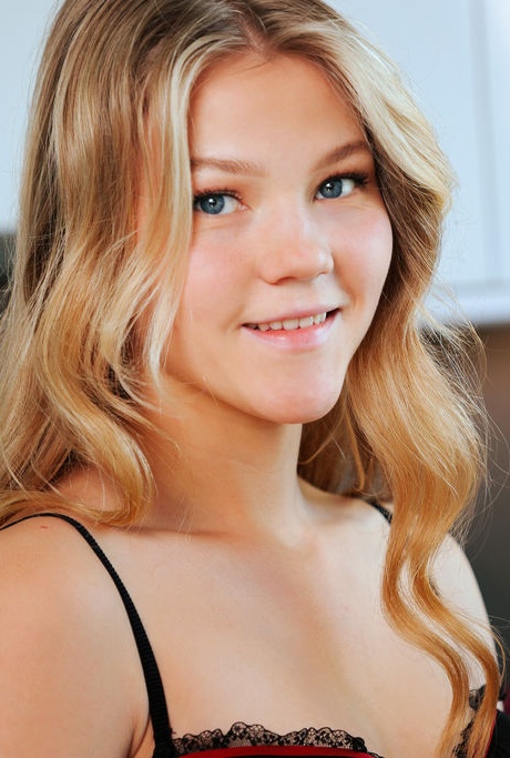 Сладкая молоденькая Валерия Минт мастурбирует в сетчатых чулках после того, как выпила вина 2