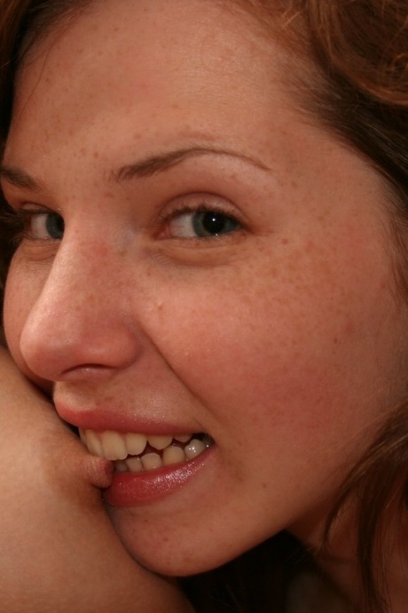 Молодые лесбиянки ласкают друг друга, снимая нижнее белье 15