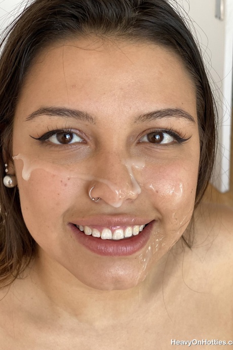 Брюнетка-любительница Камила Палмер завершает секс от первого лица спермой на своем симпатичном личике 14