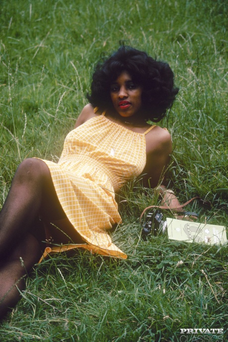 Симпатичная чернокожая девушка брызжет спермой на свое лицо после секса ММФ с белыми мужчинами 2