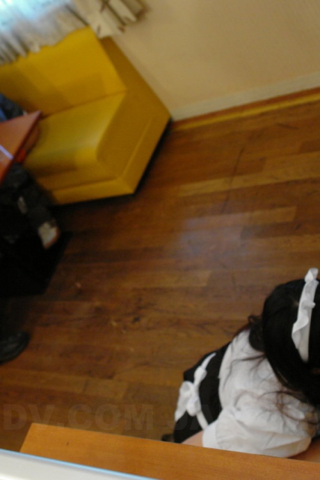 Японская горничная Май Мидзусава отсасывает своему боссу и его сыну одновременно 14