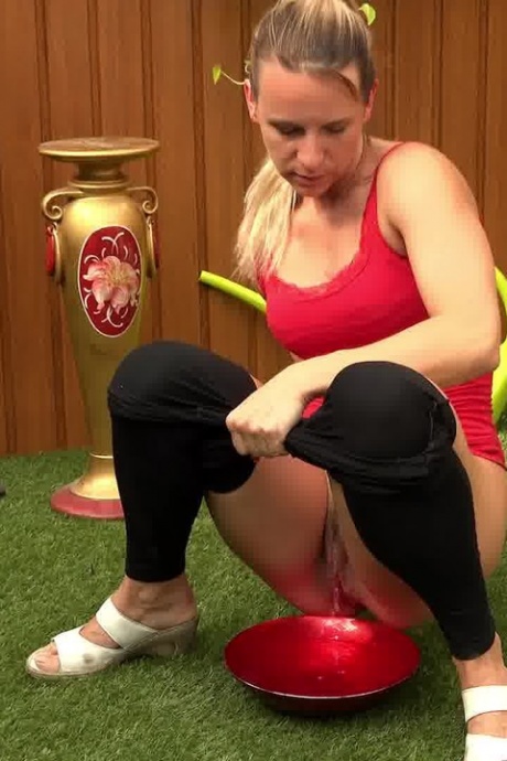 Белокурая цыпочка Бьянка писает в миску после того, как заперлась у себя дома 12