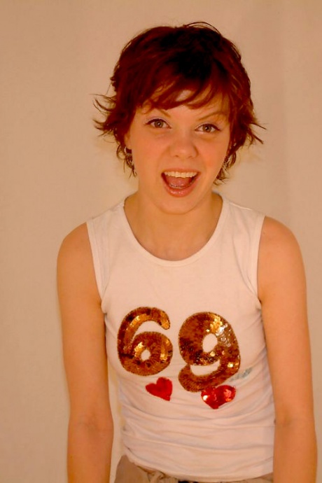 Молодая рыжеволосая Аполлина обнажает дерзкие сиськи, прежде чем уверенно позировать обнаженной 2