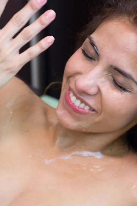 Латиноамериканка Изабелла Де Сантос слизывает сперму с пальцев после жесткого траха 17