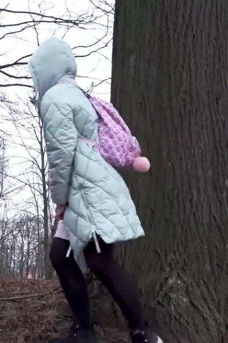 Расстроенная девушка Рита стягивает колготки, чтобы пописать во время прогулки по лесу 15