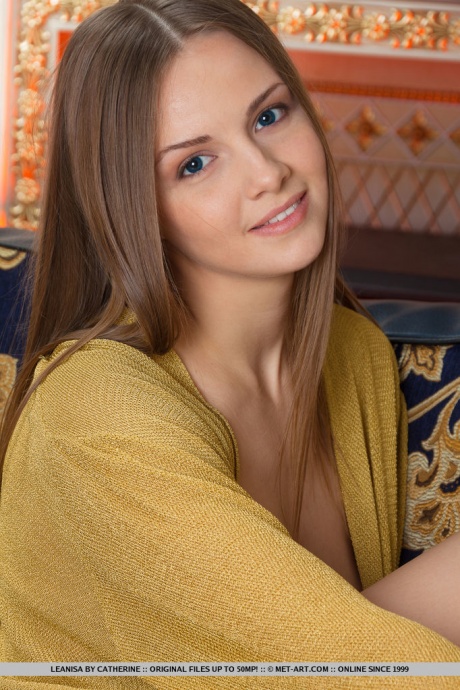 Сладкая молоденькая Лианиса с маленькими сиськами и голой попкой показывает крупным планом лысую киску 7