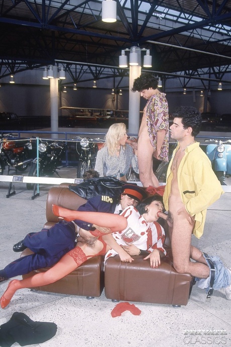 Порнозвезды эпохи семидесятых получают сперму в рот после анала во время группового секса 8