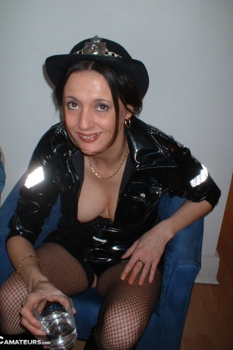 Британская любительница Джуси Джо отсасывает белые и черные члены в латексной полицейской одежде 13