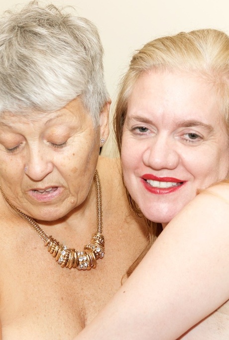 Старые лесбиянки с большими отвисшими сиськами лижут киски в нейлоновых чулках и подвязках 16