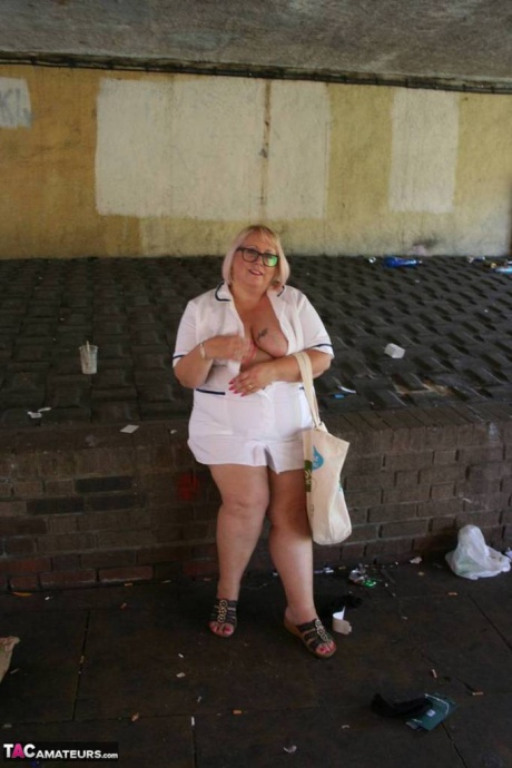 Толстая пожилая медсестра Лекси Каммингс обнажает себя, прогуливаясь по тротуару 11