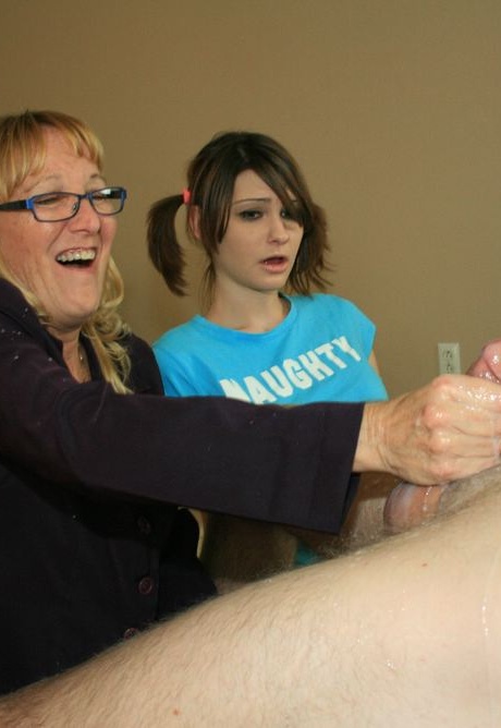 Зрелая блондинка в очках учит своих друзей-подростков, как гладить большой член 14