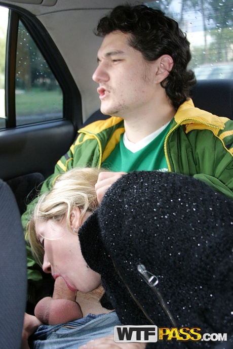 Блондинка занимается жестким аналом в заброшенном здании с незнакомцами 16