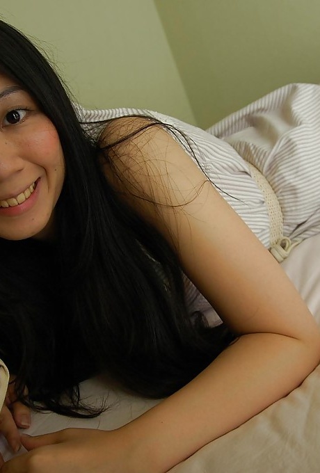 Молоденькая азиатка Джун Мацубара раздевается и раздвигает свои нижние губки 5