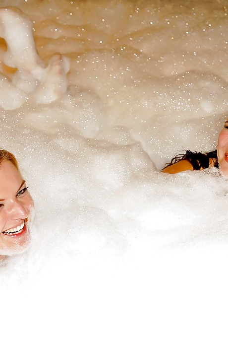 Изголодавшиеся по члену европейские красотки делают минет на дикой секс-вечеринке 9