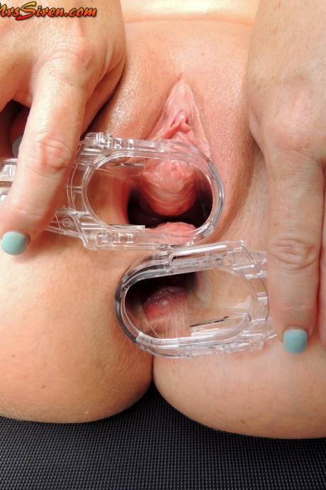Блондинка-любительница Ди Сирен вставляет зеркальца в свою киску и жопу 16