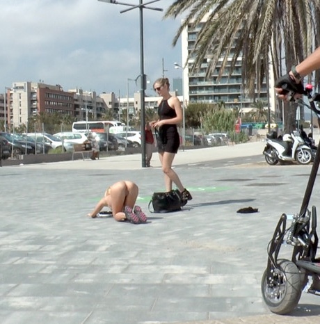 Миниатюрную блондинку выставляют обнаженной напоказ по улицам города перед унизительными сексуальными актами 3