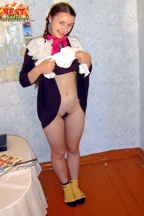 Молодо выглядящая студентка и ее учительница занимаются лесбийским сексом 8