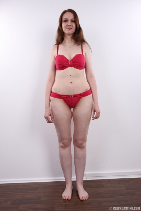 Девушка-любительница из Чехословакии впервые раздевается догола 6